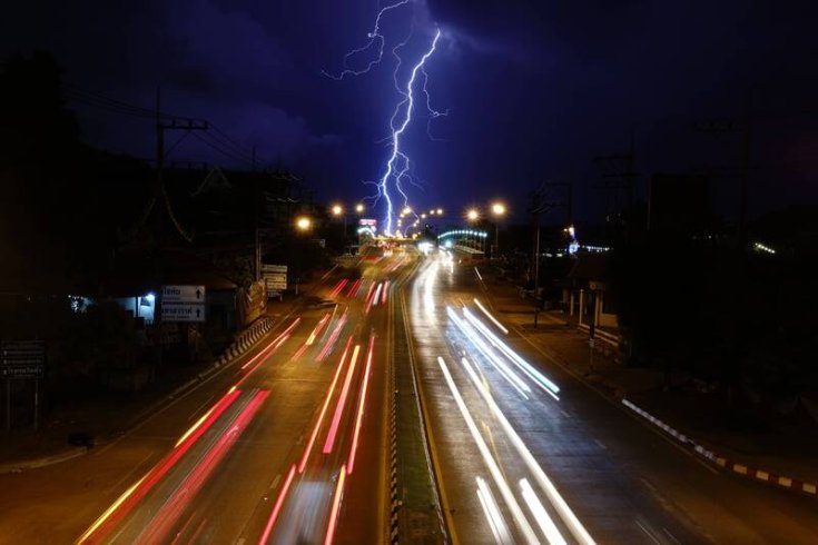 How Many Volts in an Average Lightning Strike?